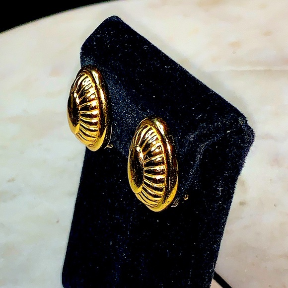 BURBERRYS LONDON EARRING GOLD CONCHO CLIP ON NEW CARD STOCK “VINTAGE” - Picture 4 of 6